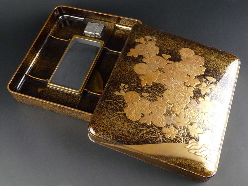 都屋】69 京都 平安楊光堂 造「菊蒔絵 硯箱 板文庫付」共箱