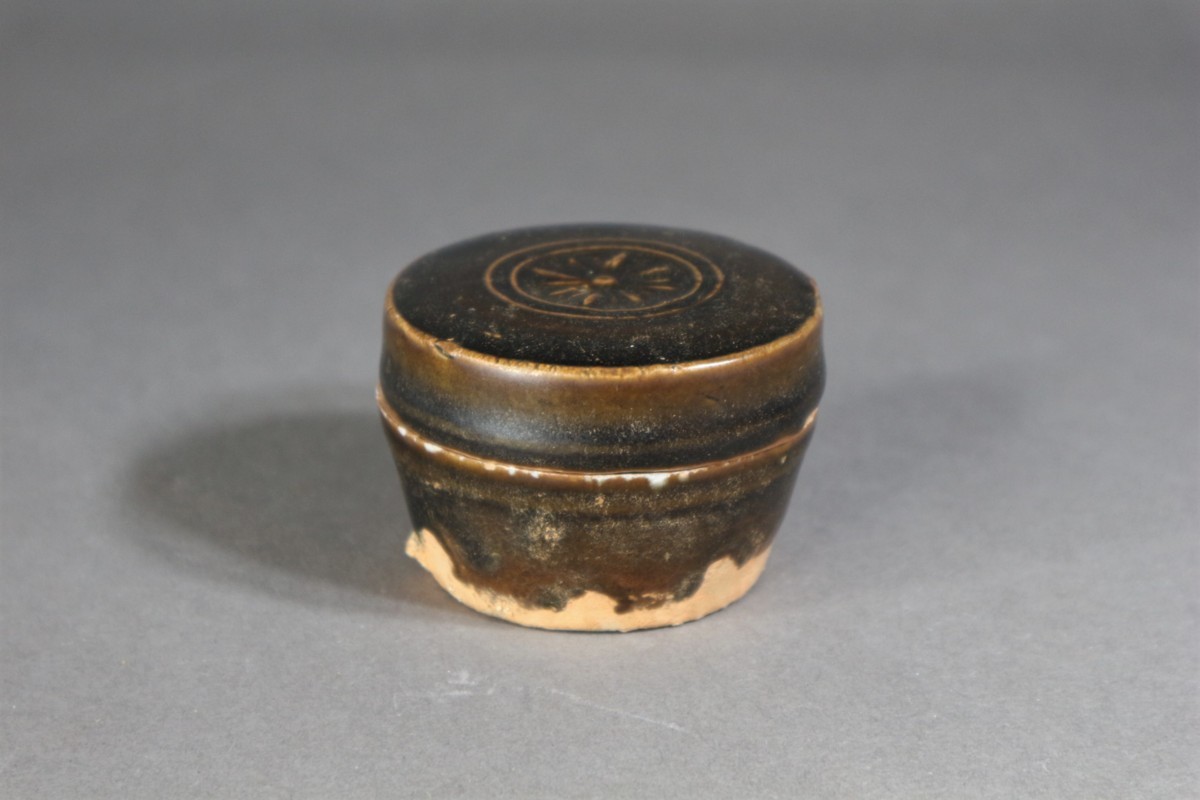 古瀬戸 飴釉花文蓋物 古陶磁 / 合子 香合 茶道具 に興味をもって