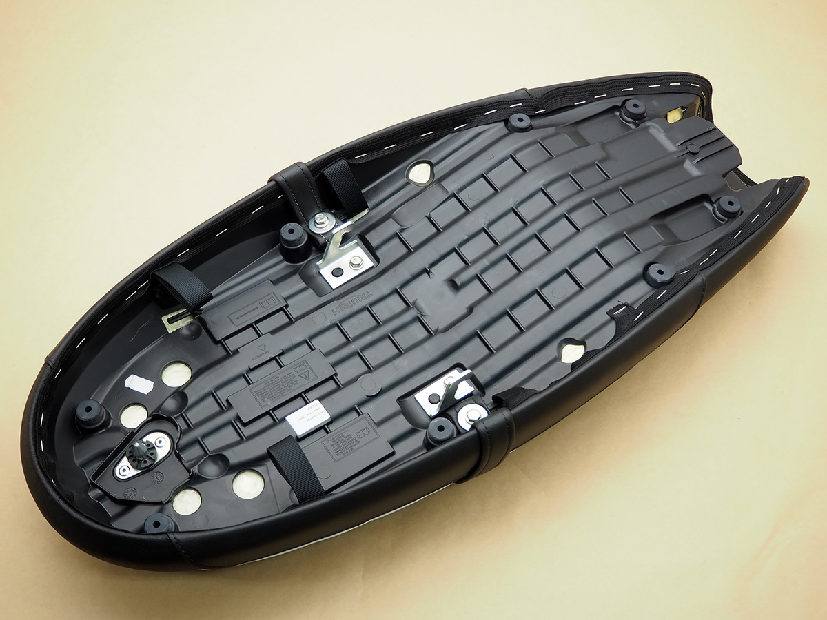 ☆【美品】トライアンフ ボンネビルT120 純正 シート 品番：2305764
