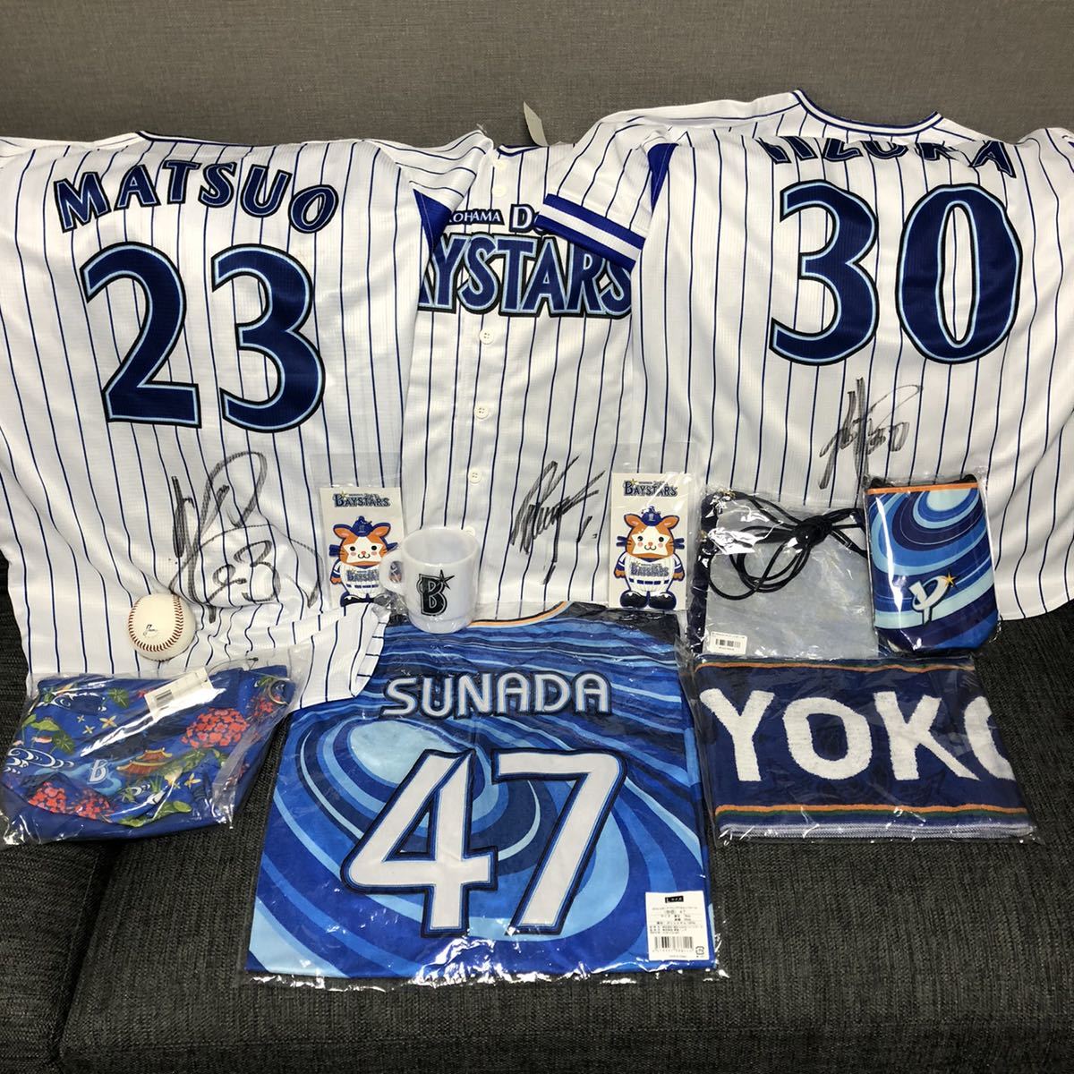 横浜denaベイスターズ グッズ34点セット 直筆サインユニフォーム 直筆サインボール カバン リュック 実使用ボール 説明必読 応援ユニフォーム ウエア 売買されたオークション情報 Yahooの商品情報をアーカイブ公開 オークファン Aucfan Com