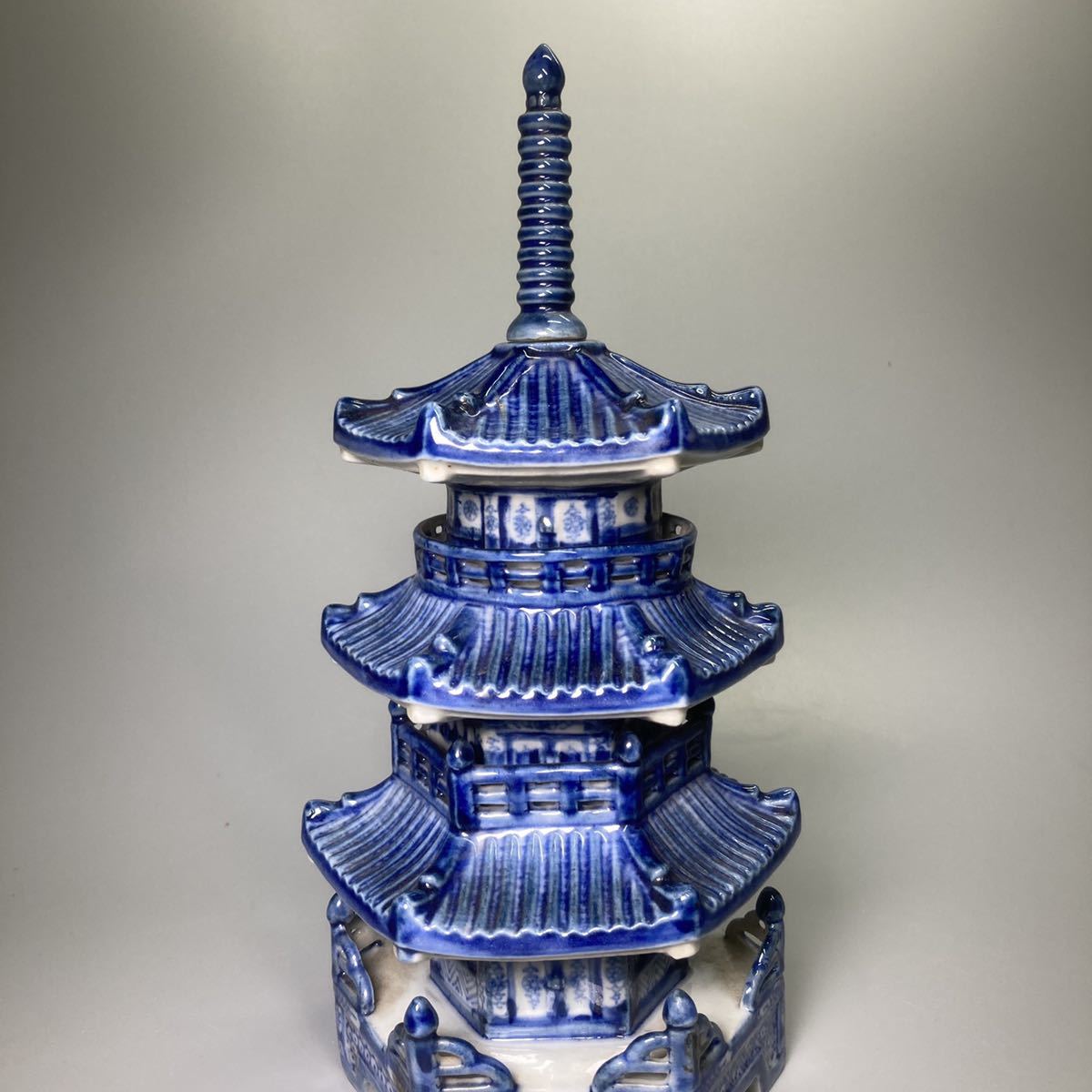 九谷焼 染付 塔 箱付き三重塔 陶器 置物 飾り物 古美術 九谷焼 | 古