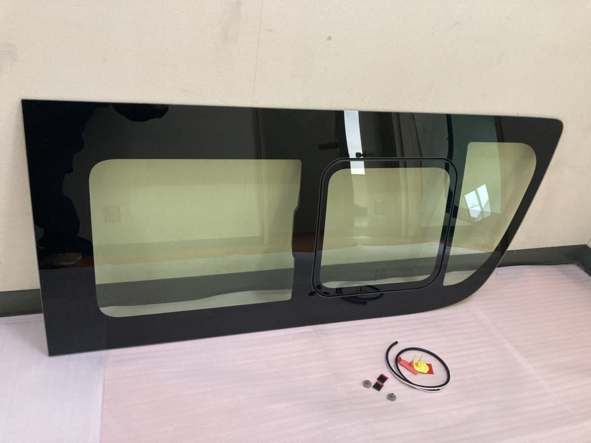 ハイエース 200系 右側スライドドアガラス 小窓付き 中古_2