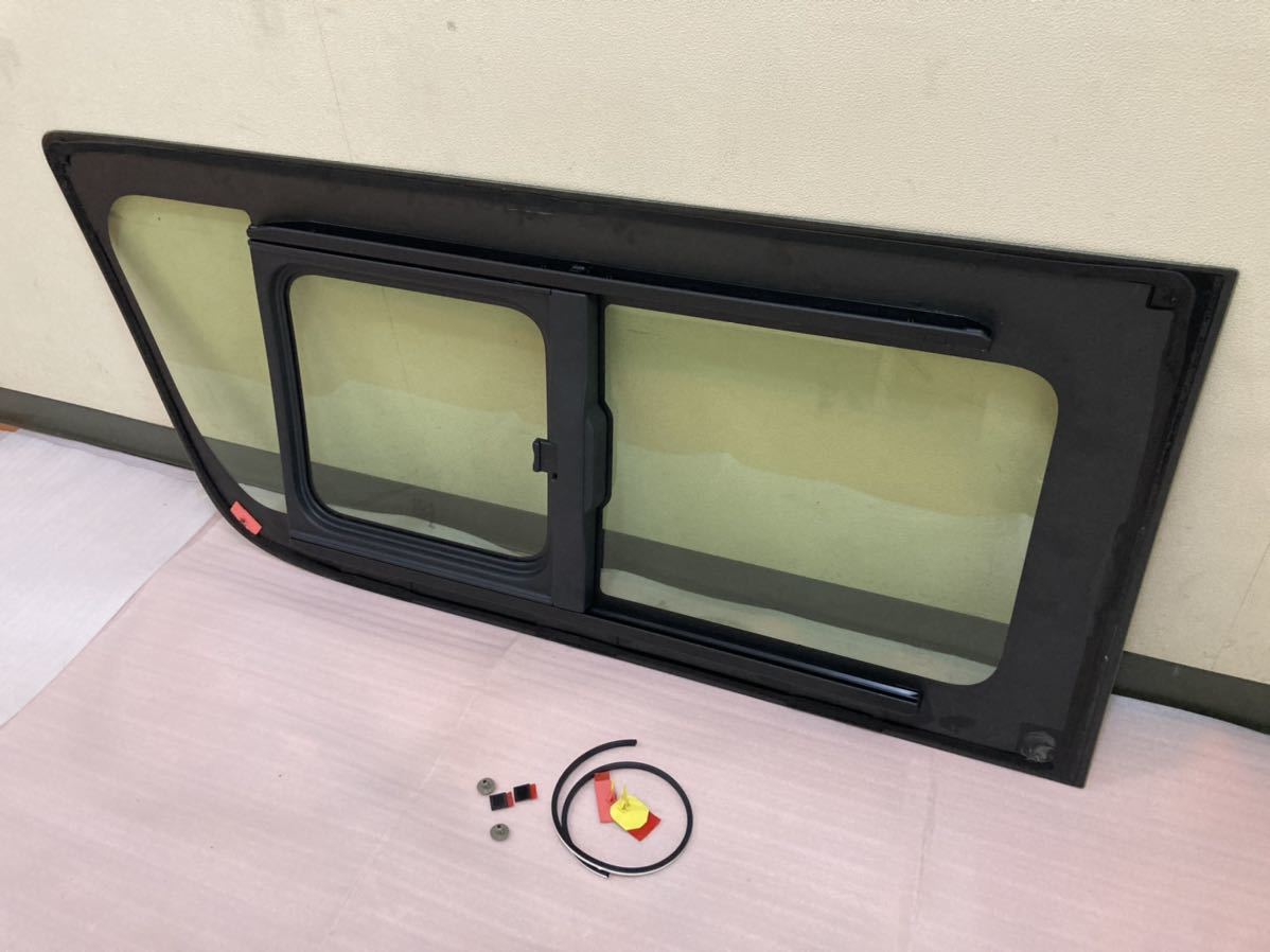 ハイエース 200系 右側スライドドアガラス 小窓付き 中古_3