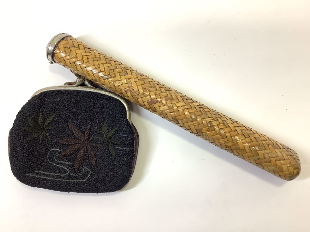134) 骨董 提物 革製表刺繍付煙草入 竹編製煙管入 時代物