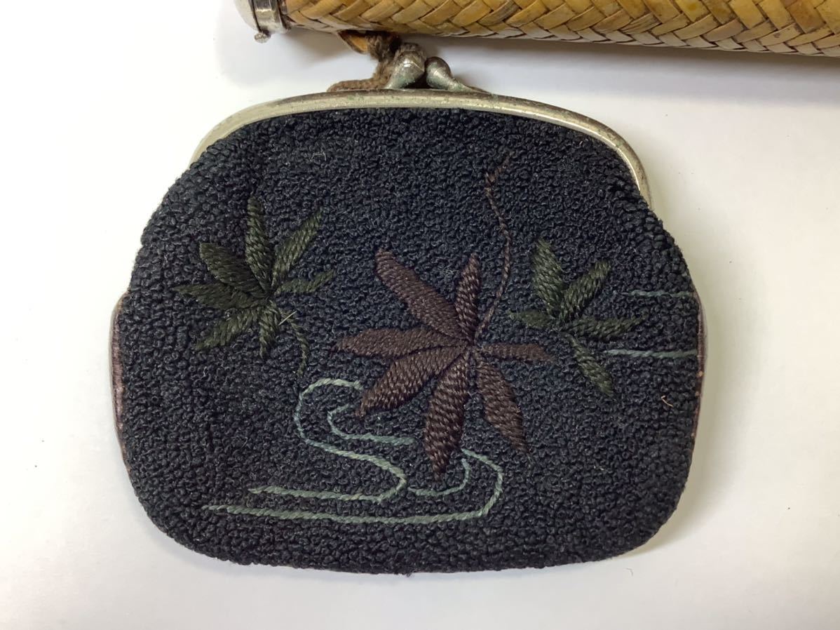 134) 骨董 提物 革製表刺繍付煙草入 竹編製煙管入 時代物