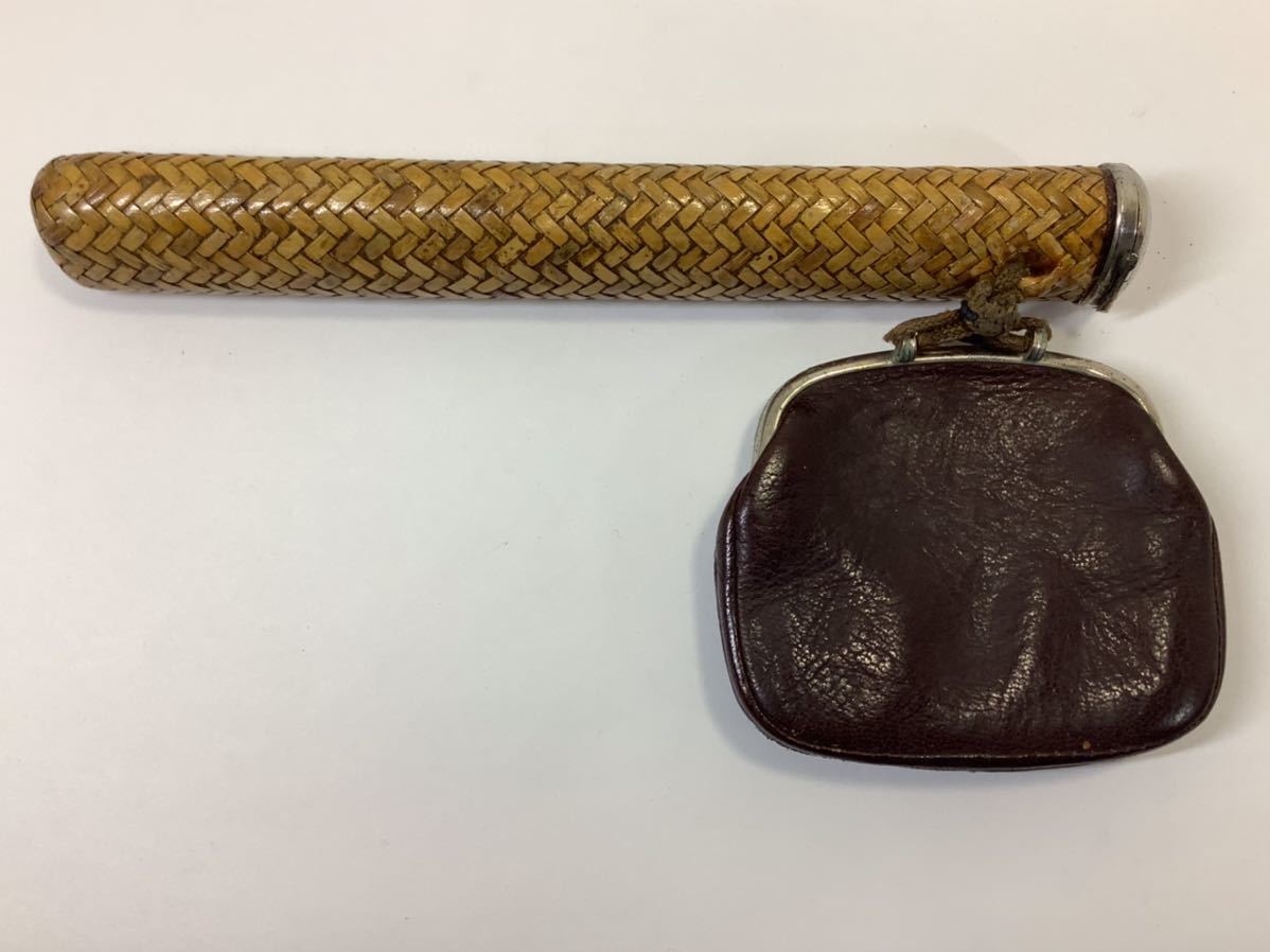 134) 骨董 提物 革製表刺繍付煙草入 竹編製煙管入 時代物