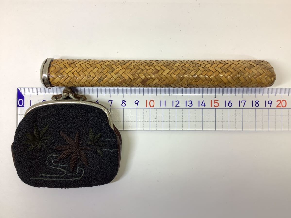 134) 骨董 提物 革製表刺繍付煙草入 竹編製煙管入 時代物