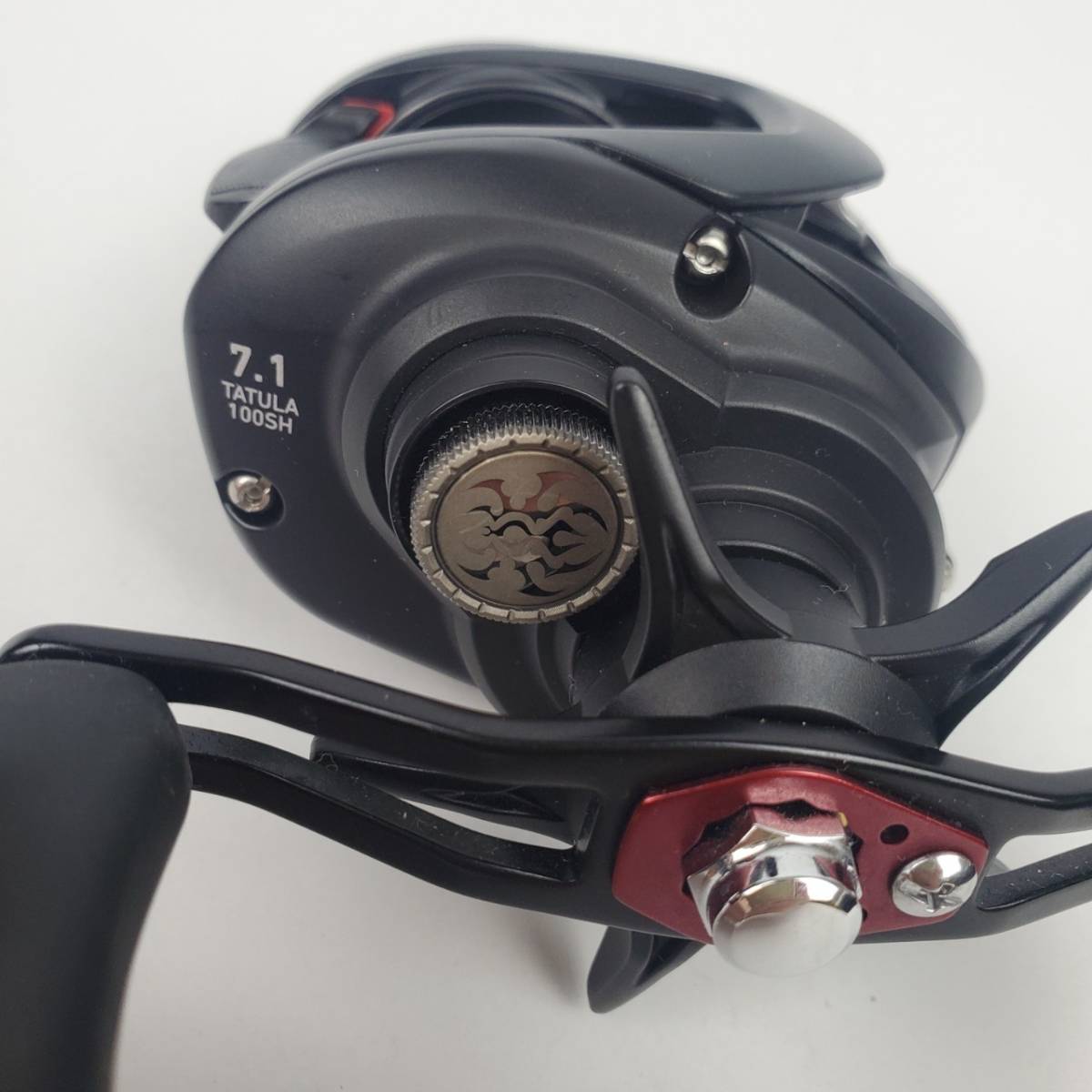 美品ダイワ タトゥーラ100SH 右ハンドル 7.1 ベイトリール ブラック