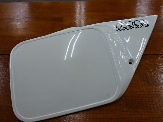■ホンダ純正 FTR223用 サイドカバー(右側)
