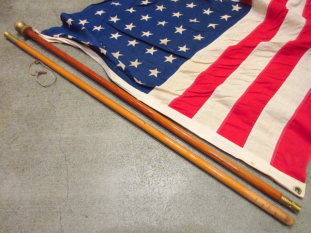 ビンテージ~50's●ポール付き48星アメリカ星条旗 約86cm×約143cm●210420f2-sign バナーフラッグインテリアディスプレイ米国旗 星条旗 アメリカ国旗 48星 アメリカ星条旗\u204450星\u2044アメリカ国旗\u2044コットン\u2044フラッグ\u204479cm×147cm ビンテージ&frasl;48星&frasl;～50\u0027s&frasl;アメリカ国旗&frasl;星条旗&frasl;108cm×177cm&frasl;フラッグ 82.5cm×138cm