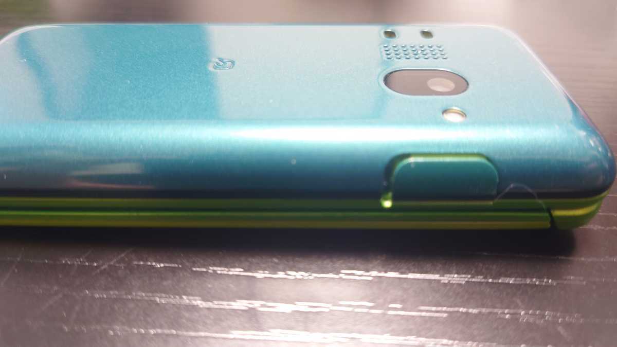 送料無料】au GRATINA 4G KYF31【microSD・ケーブル・USB充電器付き】