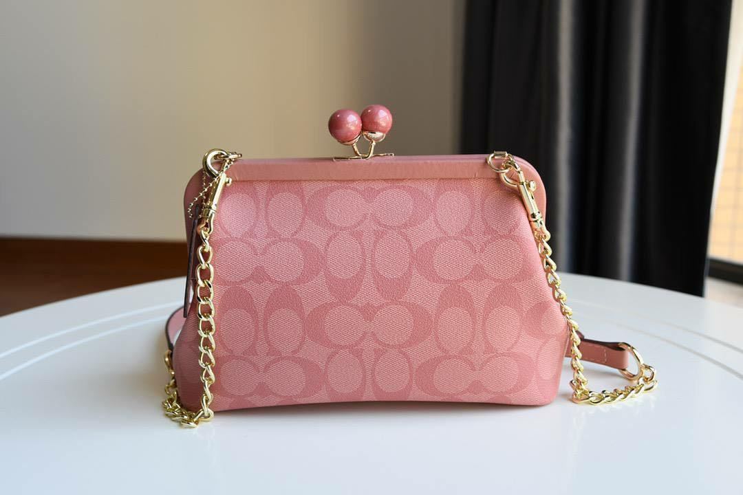 COACH コーチ ポーチ ショルダー ピンク がま口 C1452 NORA キスロック