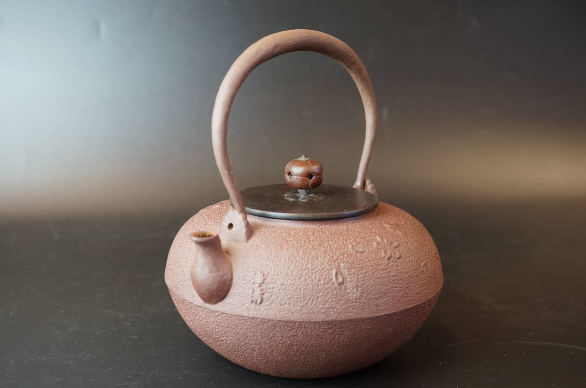 壱□釡師:佐藤浄清/桜地紋 柚子肌 平丸鉄瓶/唐銅梅