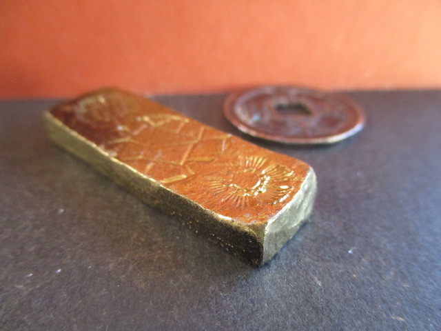 勝海舟の江戸城埋蔵金　量目約28.5g　刻印「梅花氷結」「菊花氷結」　小判　金塊・金地金