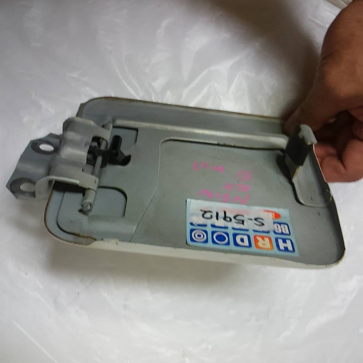 三菱 ekワゴン H81W 給油口ふた 色・白W09 部品番号 管理番号 S-5912  