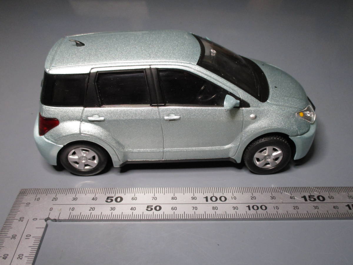 ist 1⁄24 トヨタ カラーサンプル 非売品 初代イスト ミニカー | イスト