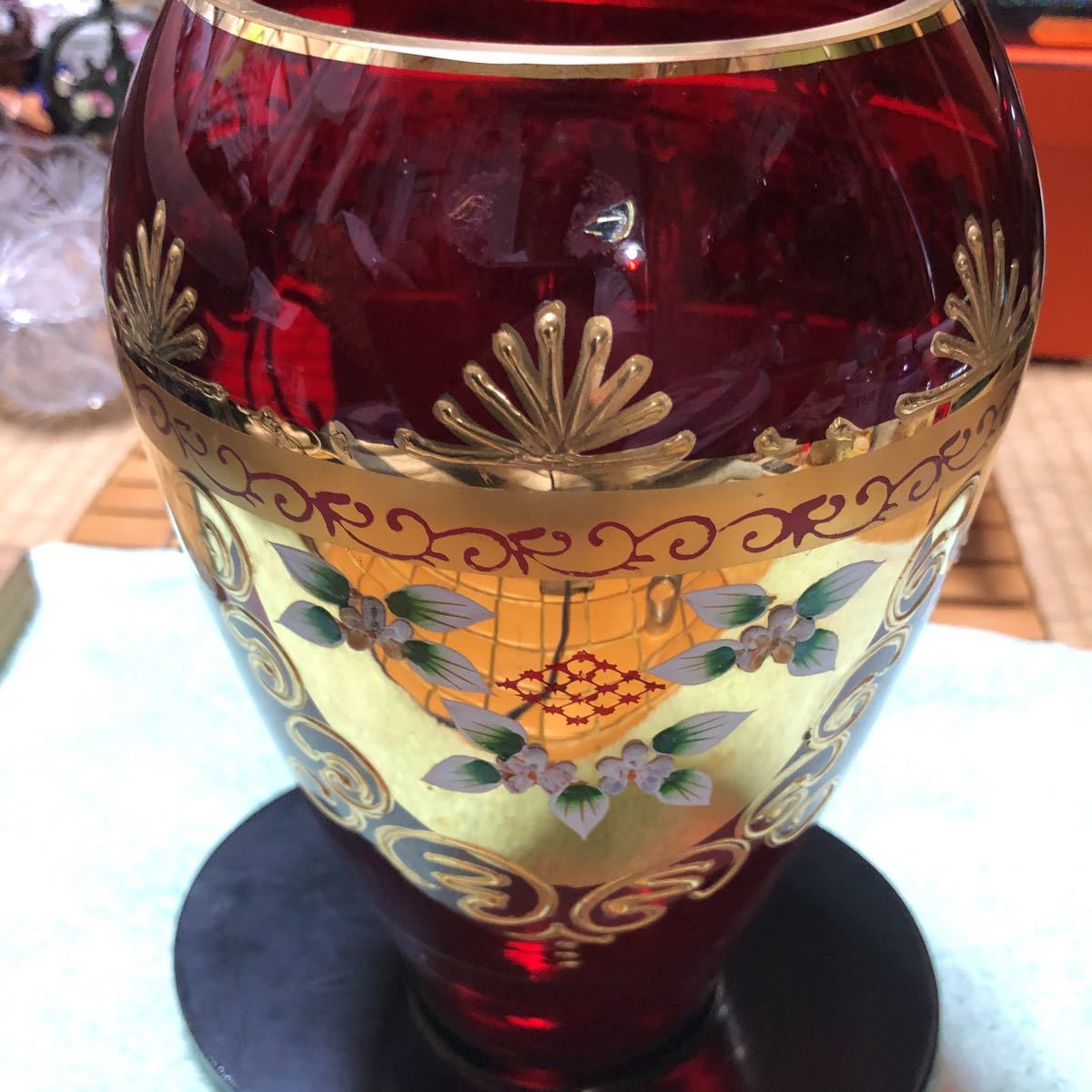 フラワーベース 金彩 ボヘミア 花瓶 赤 立体花柄 ガラス花瓶 レッド