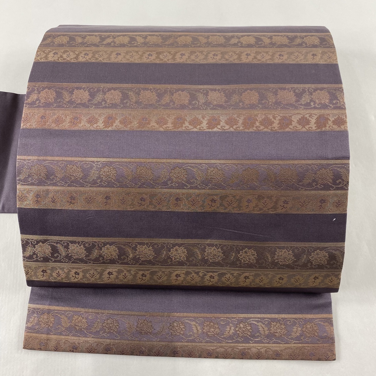 定番人気，爆買い名古屋帯 優品 横段 花唐草 箔 紫 正絹(仕立て上がり)｜売買されたオークション情報、yahooの商品情報をアーカイブ公開 - オークファン 仕立て上がり