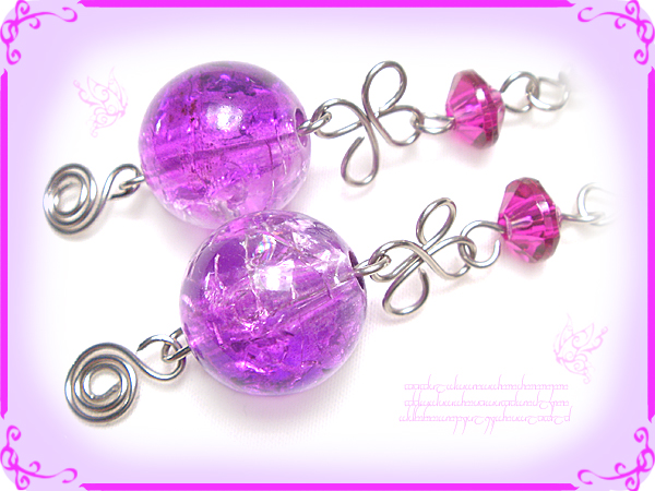 ∮くるりんクラッシュドアイスボールのピアス グレープ クラックアクリルビーズ ワイヤーワーク(ワイヤーアート)手作りハンドメイド軽い_1