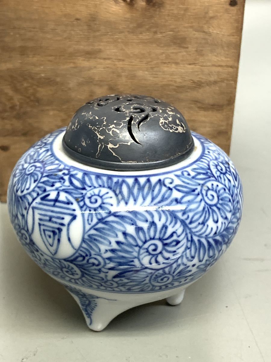 は*ま様 在銘 染付双耳盤口三足香炉 純銀刻火屋付 三足香炉 染付 時代 銀火屋 茶道具 蛸唐草 伊万里 有田 中国 香炉