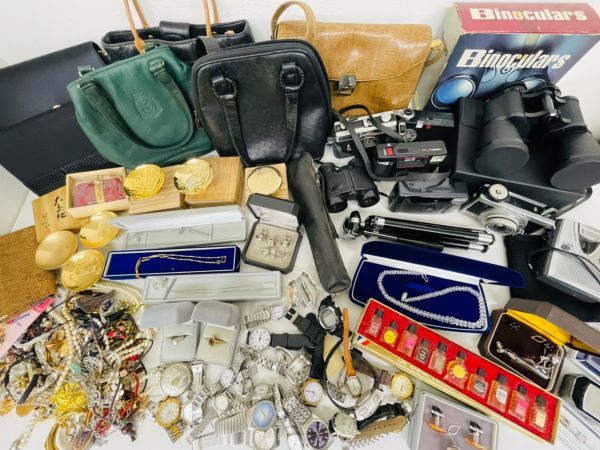ma3043/総重量約10.08kg 遺品整理品 大量 まとめて アクセサリー・時計・カメラ・金杯・ミニ香水・バッグ など 160