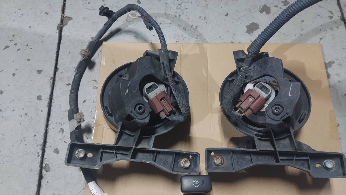 ハイエース 純正フォグランプ 新車外し ハイエース 200系 純正