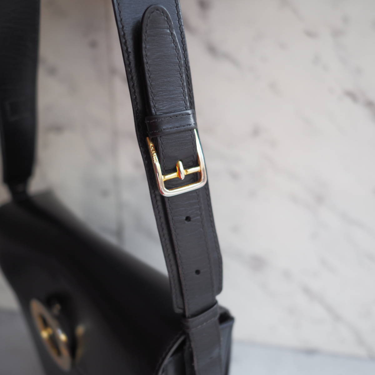 CELINE サークルロゴ セリーヌ オールドセリーヌ レザーショルダーバッグオールドセリーヌ ショルダー クロスボディ マカダム ハンドバッグ オールド ショルダーバッグ ITEMCELINE&frasl;セリーヌのサークルロゴヴィンテージマカダム VINTAGE レザーショルダーバッグ △△ ワン
