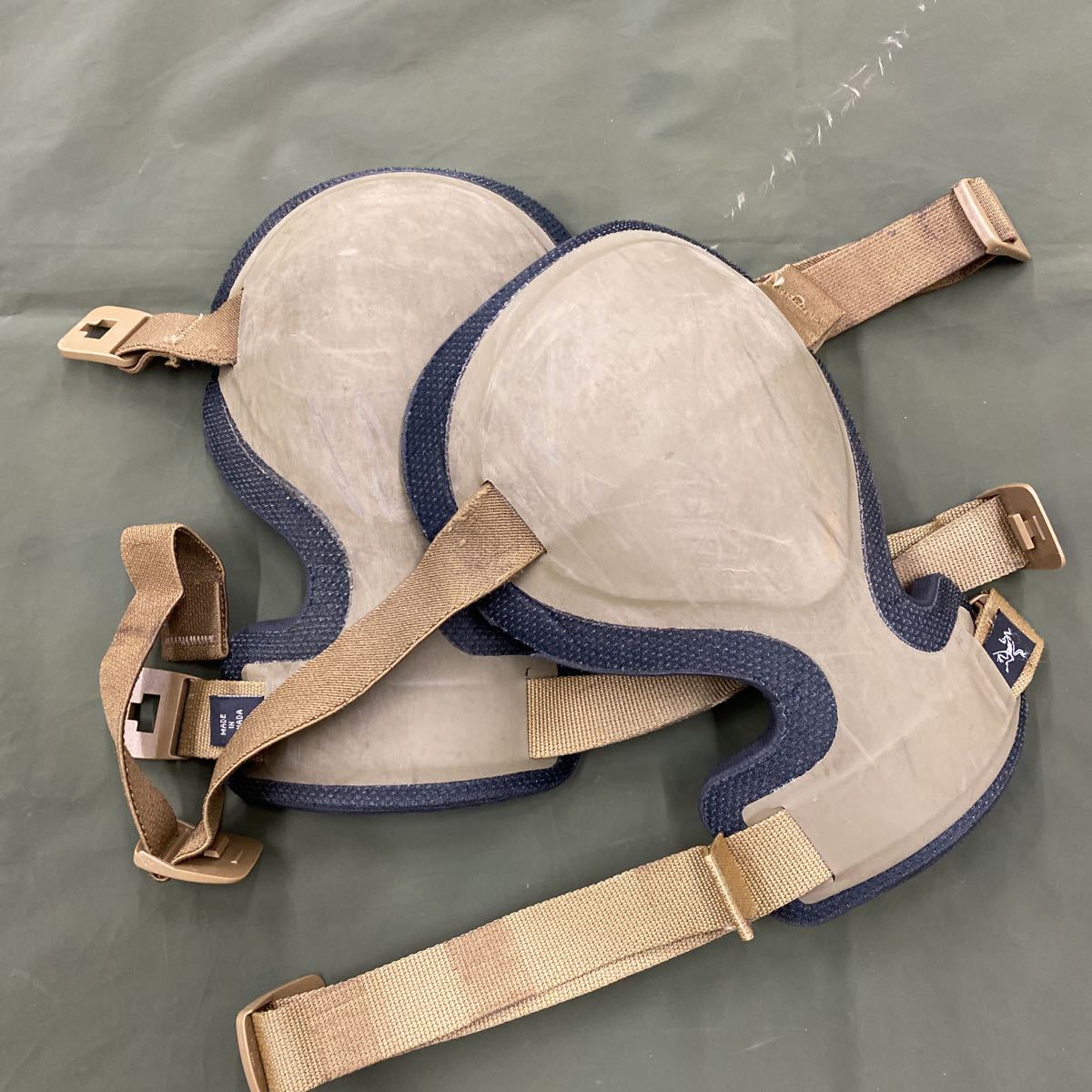 ARC'TERYX LEAF アークテリクス リーフ】KNEE CAPS ニーカップ ニーパッド 9467(Crocodile)