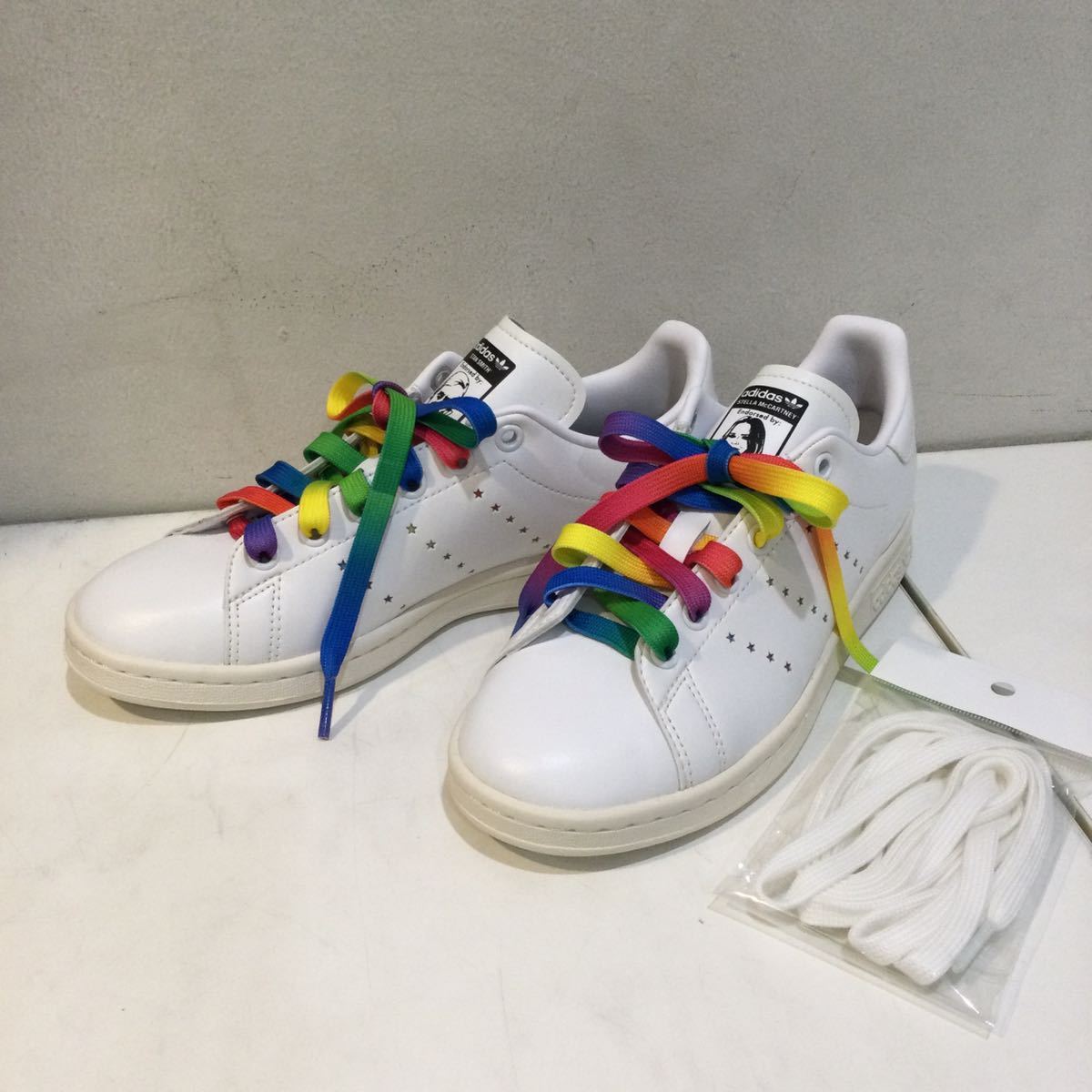 超激得，得価 STELLAMcCARTNEY ステラマッカートニー アディダス adidas スニーカー スタンスミス STAN SMITH ホワイト レインボー FW6875 23cm 533925(23.0cm)｜売買されたオークション情報、yahooの商品情報をアーカイブ 23.0cm