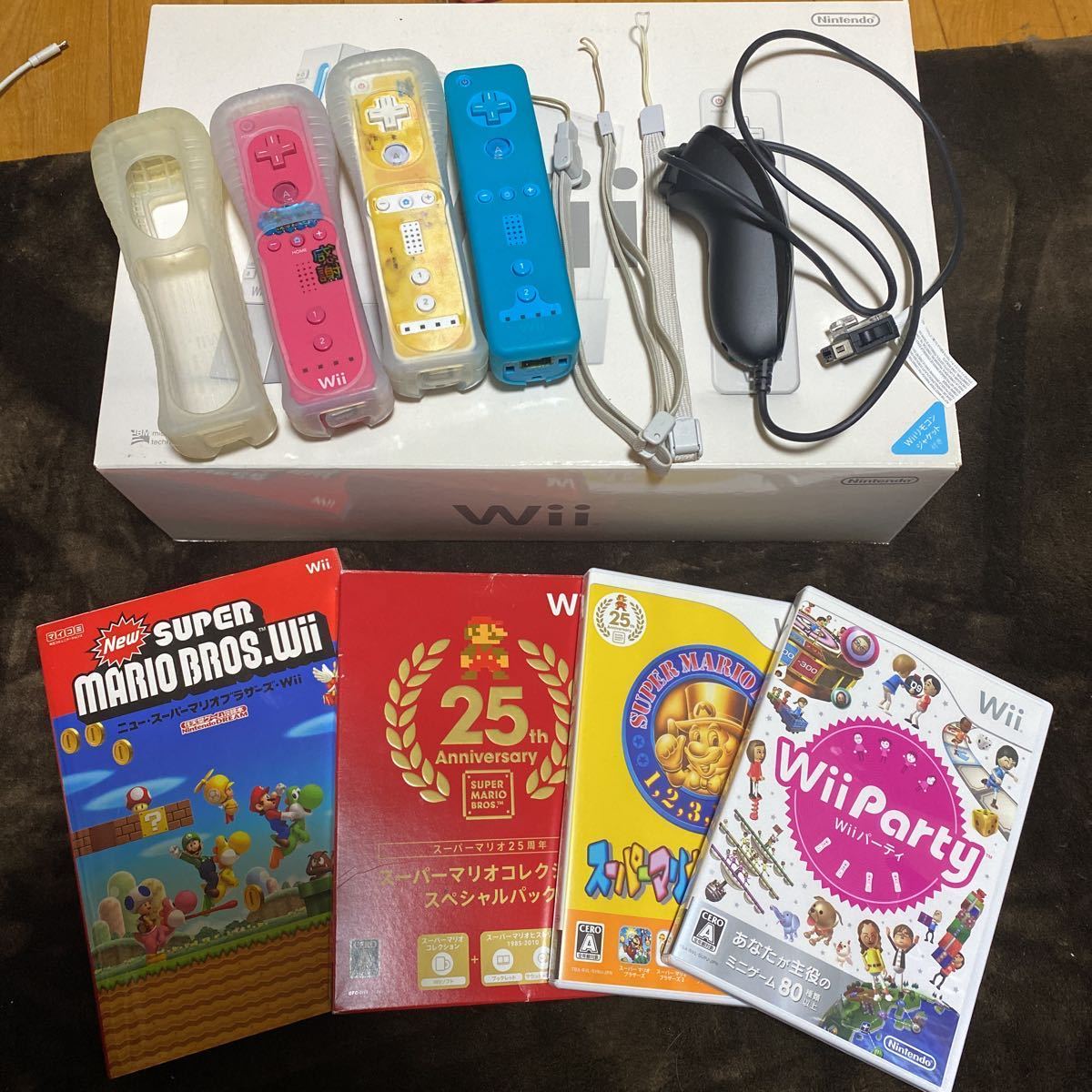 任天堂Wii 本体セット＆リモコン3本＆ヌンチャク1本＆ソフト3本 Wii 本体 + ソフトプレゼント企画！Wii プレゼントキャンペーン中好きなソフト  が1本一緒に届く 任天堂Wii本体＋リモコン＋ヌンチャク＋ボード＋ソフト 任天堂 Wii 本体+コントローラー類+ソフト5本セット ... Nintendo Wii本体＋ソフト5本おまけ付き