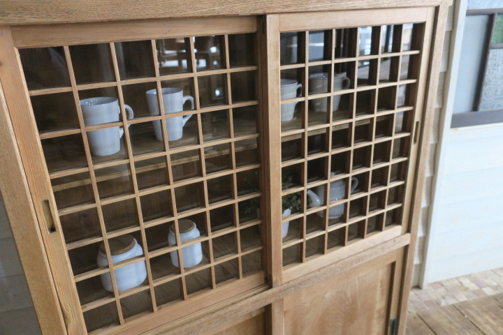 素敵な格子戸 古い木味 総無垢材 引き戸式 アンティーク収納棚/食器棚 