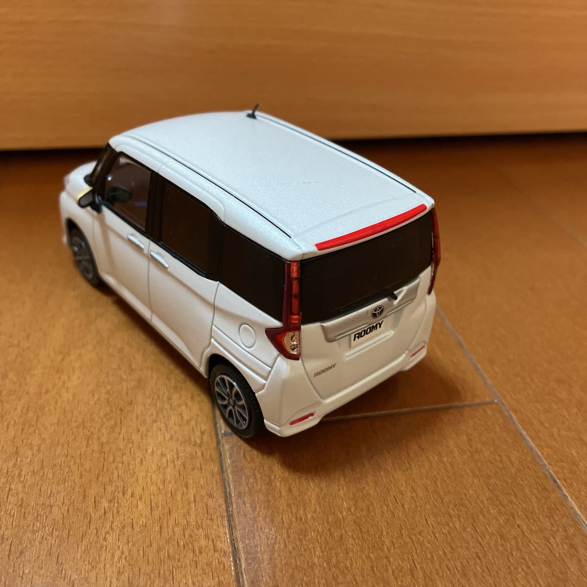 トヨタ ルーミー カラーサンプル パールホワイトⅢ W24非売品 1/30