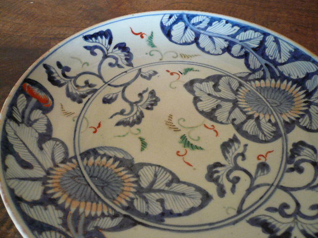 古伊万里 江戸時代中期の菊の花の図柄の皿 無傷 古伊万里