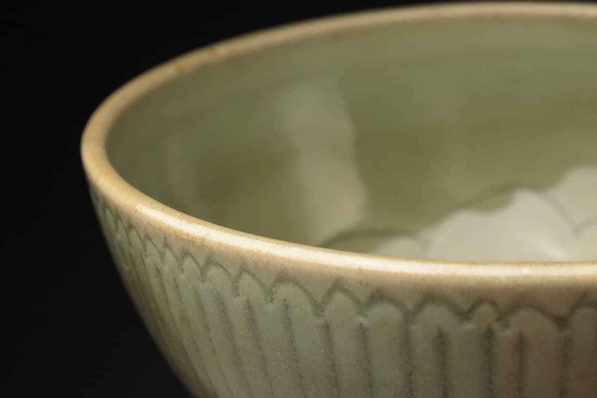 CV628 明 龍泉窯青釉刻蓮瓣花紋碗・龍泉窯印蓮瓣花紋茶碗 外径14.3cm 