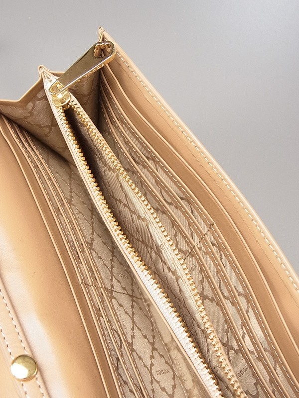 GJ6801 定価 3.1万円 トッカ TOCCA CANDY CLOVER CROSSBODY バッグ レザー ウォレットショルダー お財布バッグ  ミニバッグ ベージュ(トッカ)｜売買されたオークション情報、yahooの商品情報をアーカイブ公開 - オークファン（aucfan.com）