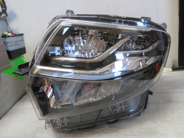 ダイハツ　ＬＡ６５０Ｓ　ＬＡ６６０Ｓ　タントカスタム　ヘッドライト　左側　ＫＯＩＴＯ１００－６９０７５　刻印Ｚ
