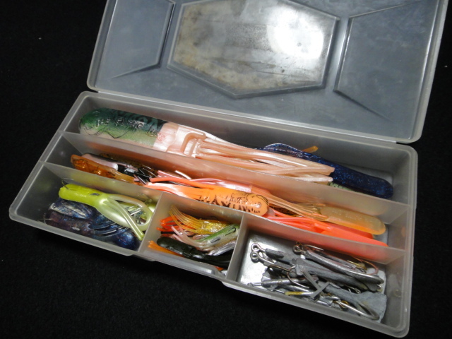 懐かしの フライングルアー ケース入りジグヘッド付大量セット Flying Lure 深夜通販 バスフィッシング 元祖バックスライド系 その他 売買されたオークション情報 Yahooの商品情報をアーカイブ公開 オークファン Aucfan Com