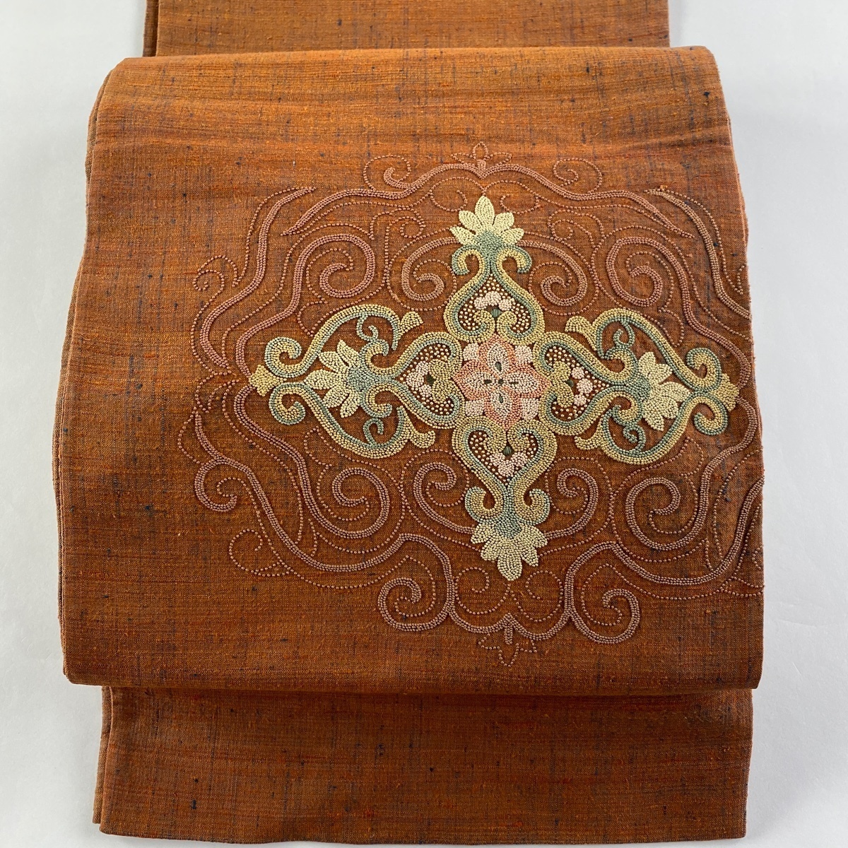 数量限定，格安 袋帯 秀品 紬地 華文 相良刺繍 赤茶 お太鼓柄 正絹(仕立て上がり)｜売買されたオークション情報、yahooの商品情報をアーカイブ公開 - オークファン 仕立て上がり
