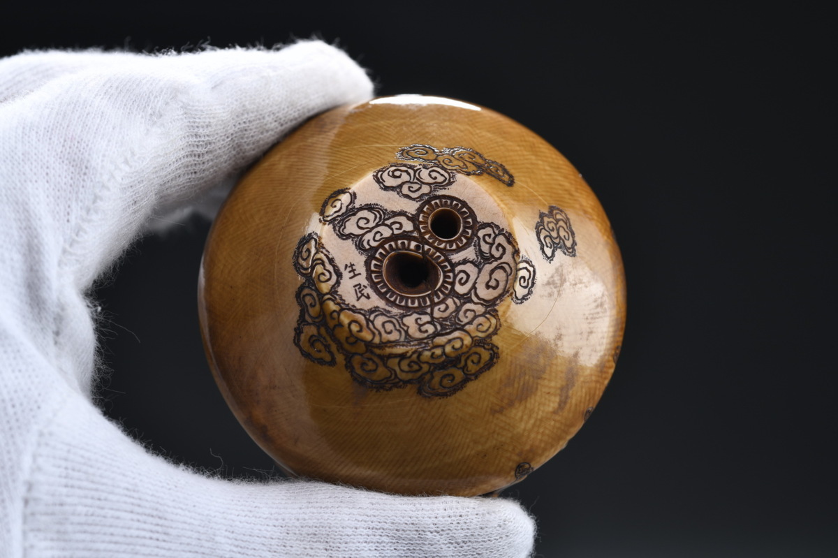 ◇鶴鳴堂◇時代物 マンモス材「匠・生民」羅漢戯龍根付 提げ物 細密