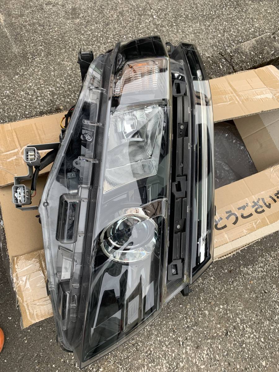 トヨタVOXY 右ヘッドライト ZRR-80W 純正 美品 自動車メーカー別