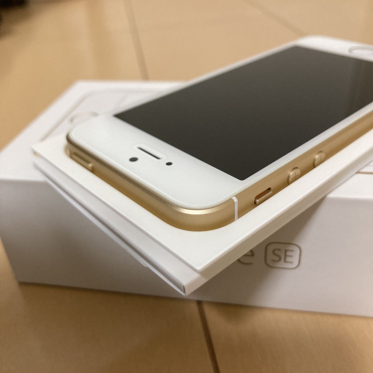 【送料無料，低価】 iPhone SE 128GB SIMロック解除 SIMフリー 