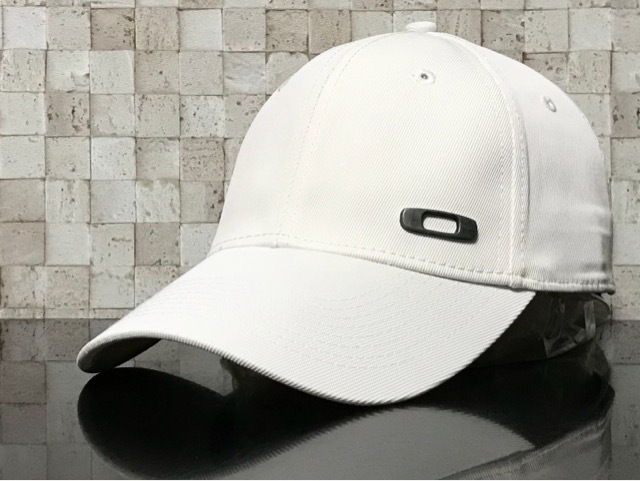 お得，人気SALE 品 754W 上品 OAKLEY オークリー キャップ 帽子 上品 高級感のあるホワイト 伸縮素材にメタルロゴ 伸縮前55㎝-58㎝位迄(オークリー)｜売買されたオークション情報、yahooの商品情報をアーカイブ キャップ