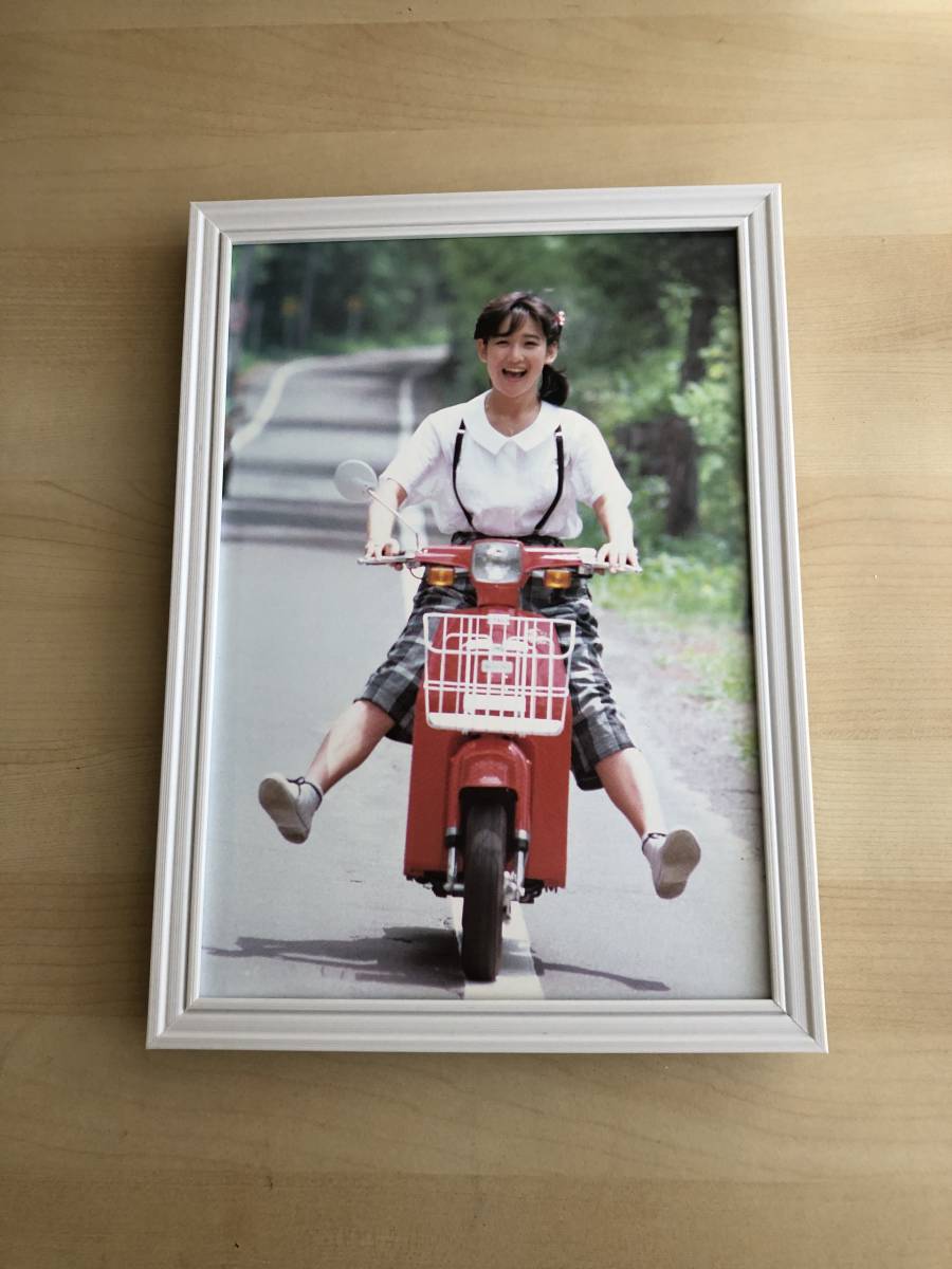kj ☆額装品☆ 岡田有希子 グラビア 可愛い 癒し 貴重写真 A4サイズ額