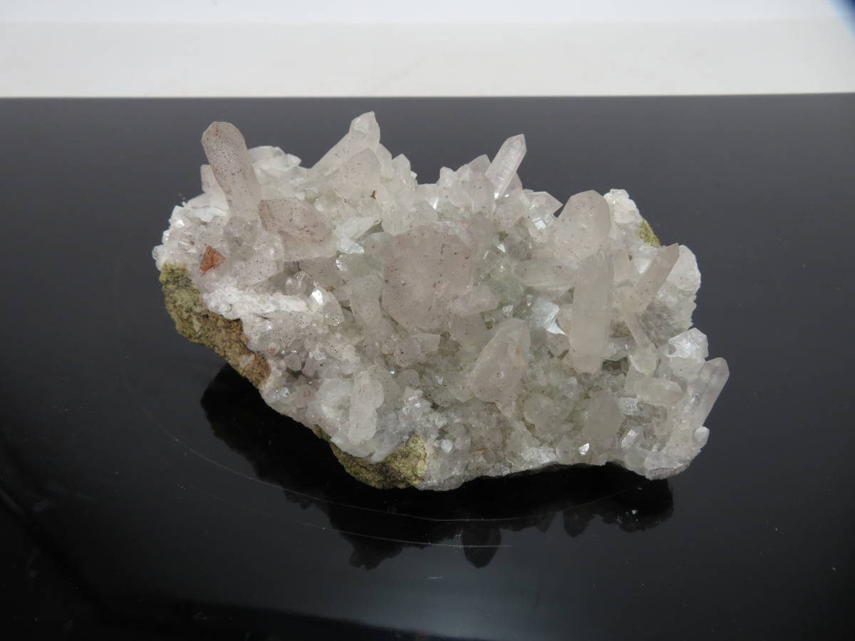 鉱石】 ペルー産 水晶クラスター 重量：776g ○ 高さ：7cm 横幅：14cm