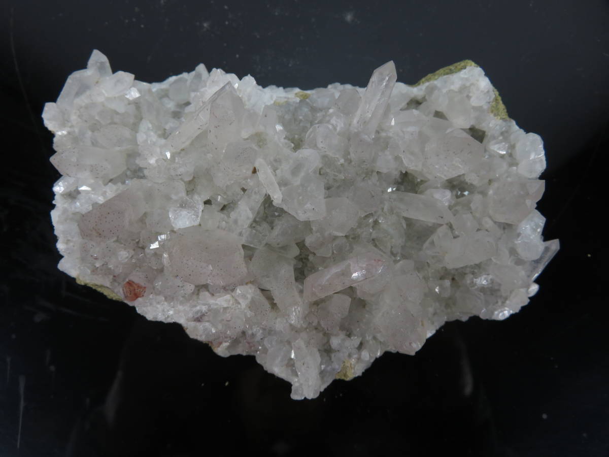 鉱石】 ペルー産 水晶クラスター 重量：776g ○ 高さ：7cm 横幅：14cm