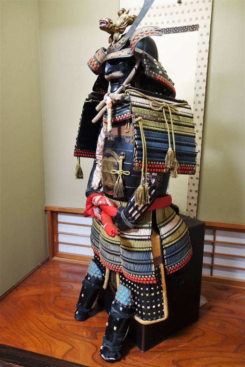 旧家蔵出し 時代甲冑 鉄地黒胴 甲冑 等身大 鎧 家紋 面頬 大鎧 鎧兜 一式 戦国武将 武具 鎧櫃 鎧立て お刀付(甲冑（兜、鎧）)｜売買さ ...