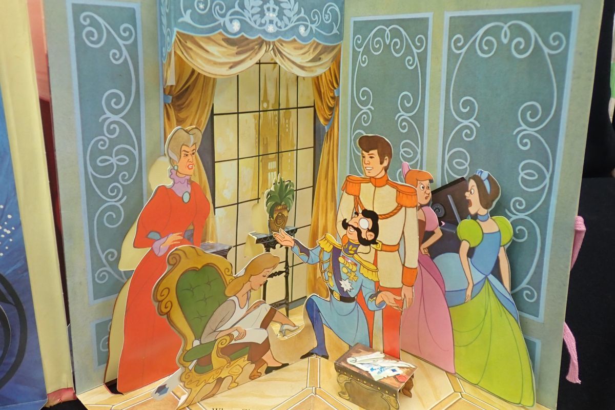 書籍218 Disney Cinderella 飛び出す絵本 ディズニー シンデレラ ポップアップ絵本 古本 消費税0円 しかけ絵本 売買されたオークション情報 Yahooの商品情報をアーカイブ公開 オークファン Aucfan Com