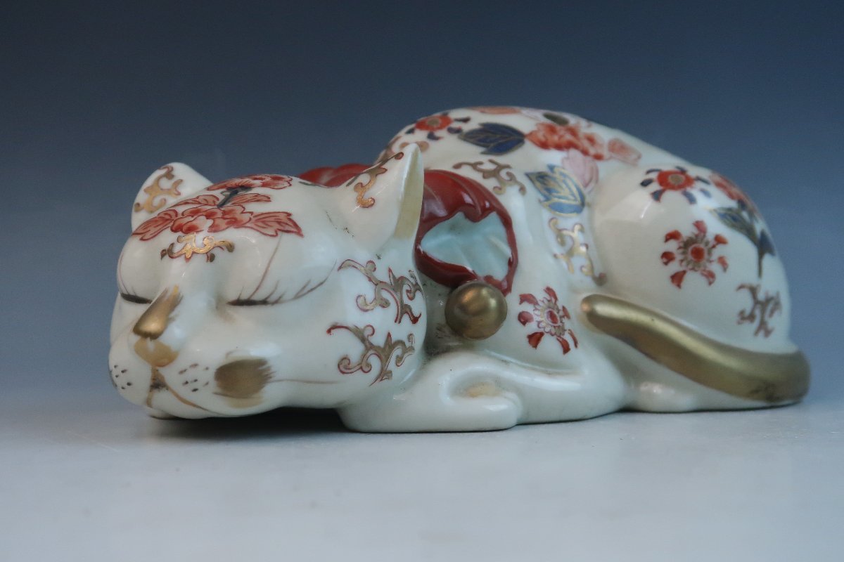古伊万里 染錦 柿右衛門手 色絵金彩 花唐草文 眠り猫 置物 飾物 縁起物 