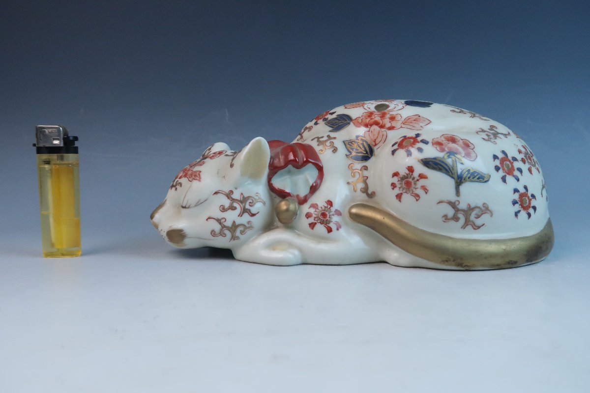 古伊万里 染錦 柿右衛門手 色絵金彩 花唐草文 眠り猫 置物 飾物 縁起物 