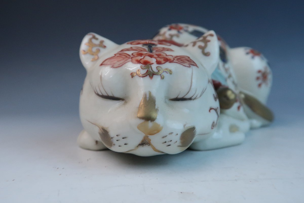 大型 古伊万里 金彩 色絵 猫 置物 陶器製 縁起物 アンティーク 古伊万里 染錦 柿右衛門手 色絵金彩 花唐草文 眠り猫 置物 飾物 縁起物
